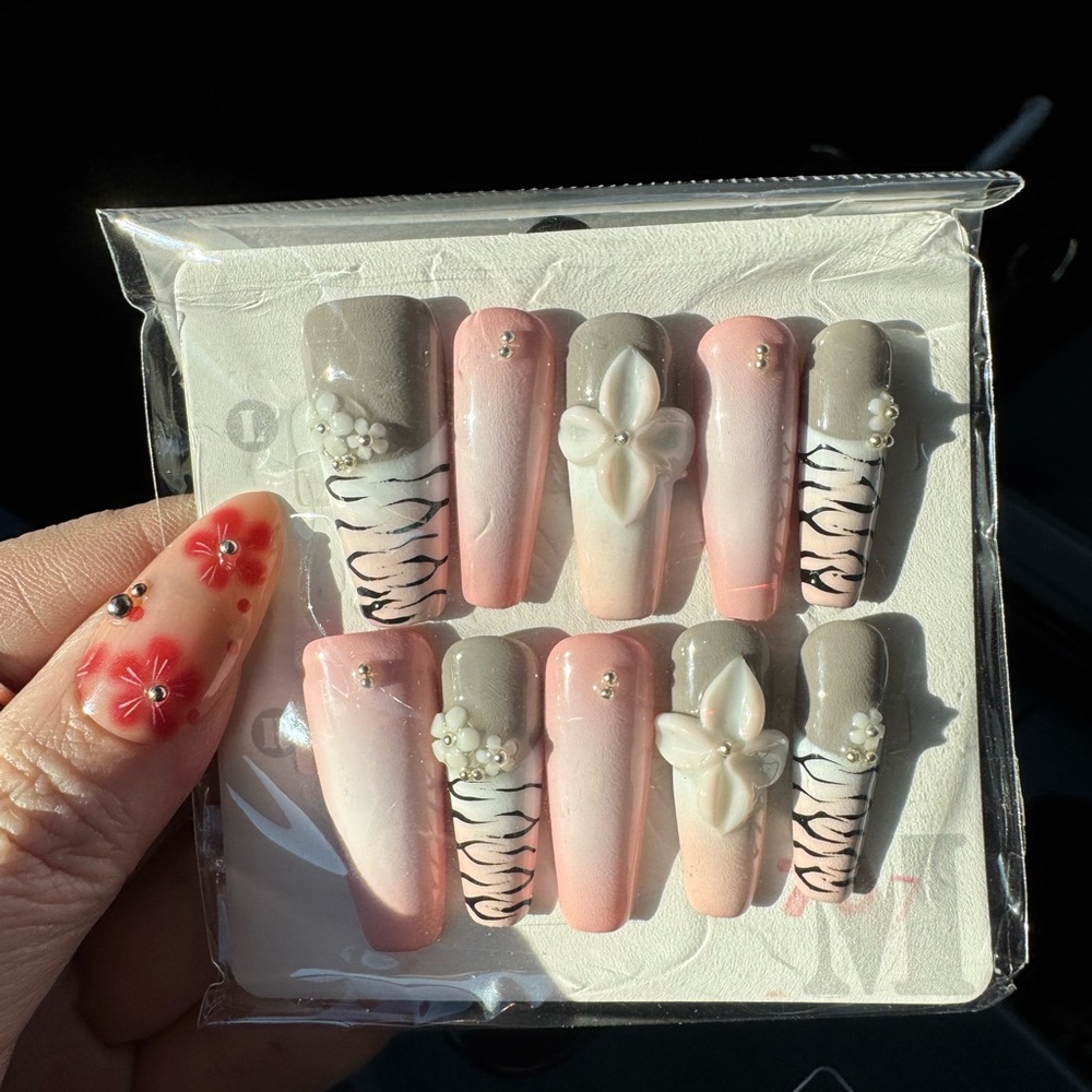 Elegant Pink and Gray Press-On Nails